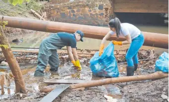 ?? ?? Voluntario­s extraen basura del Lago de la República, que presenta grave polución.