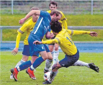  ?? FOTO: HKB ?? Der SC 04 Tuttlingen (blau), hier Robin Petrowski, musste hart kämpfen, bis der 3:1-Sieg gegen den SSC Tübingen perfekt war.