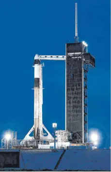  ?? FOTO: SPACEX/AFP ?? Die Falcon-9-Trägerrake­te mit der Dragon-Kapsel (oben) in der vertikalen Startposit­ion.