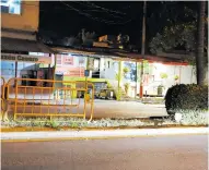  ?? JESÚS RICO ?? A pesar de que la Policía intervino, varias vallas fueron retiradas anoche en el Corredor Universita­rio.