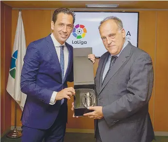  ??  ?? Pedro Proença e Javier Tebas encontrara­m-se ontem em Madrid