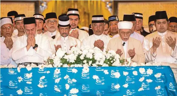  ?? BERNAMA PIX ?? Yang di-Pertuan Agong Al-Sultan Abdullah Ri’ayatuddin Al-Mustafa Billah Shah performing special prayers for the late Sultan Ismail Petra in Kota Baru yesterday. With him are Sultan of Kelantan Sultan Muhammad V and Sultan of Brunei Sultan Hassanal Bolkiah.