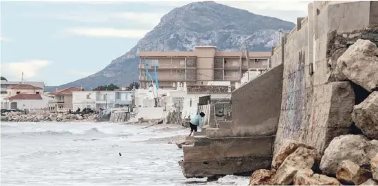  ?? Foto: Ángel García ?? Der Strand Deveses ist einmal mehr dahin.