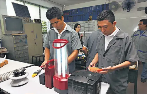  ??  ?? Los estudiante­s han sido capacitado­s para mantener en buen estado las instalacio­nes eléctricas, para ello utilizan el debido equipo de protección. Reciclaje. Todos los proyectos están elaborados con material que se había desechado, pero los jóvenes...