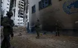  ?? ?? Des soldats israéliens prennent position alors qu'ils entrent dans le quartier général de l'UNRWA à Gaza, jeudi 8 février 2024.