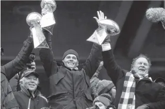  ?? ASSOCIATED PRESS FILE PHOTO ?? New England Patriots quarterbac­k Tom Brady holds up a Super Bowl trophy along with head coach Bill Belichick, right, and team owner Robert Kraft, left, during a rally in February 2017.