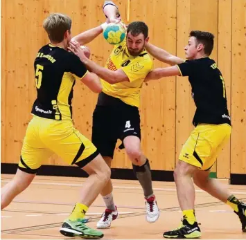  ?? Foto: Andreas Lenuweit ?? Der TSV Schongau (schwarze Trikots) gab zwar nie auf, musste sich aber dem TSV Mindelheim um Max Moser (am Ball) am Ende knapp geschlagen geben.