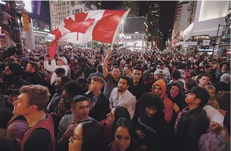  ??  ?? Feito inédito dos Raptors deu origem a uma festa rija em Toronto