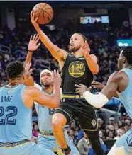  ?? Jeff Chiu / Associated Press ?? Warriors guard Stephen Curry scored a team-high 30 points as Golden State took a 2-1 series lead.