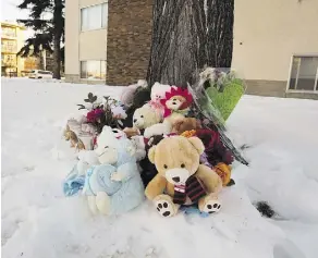  ?? GREG SOUTHAM ?? A makeshift memorial has been set up outside the building where two young children were found slain last week.