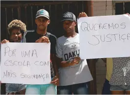  ??  ?? Estudantes pedem justiça e mais segurança durante protesto