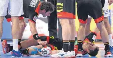  ?? FOTO: DPA ?? Ganz bitter – Martin Strobel liegt verletzt am Boden.