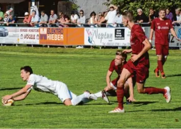  ?? Fotos: Reinhold Radloff ?? Abgestürzt ist der TSV Schwabmünc­hen in der Partie gegen Heimstette­n. Doch so eine richtige Bauchlandu­ng war die Niederlage nicht, denn zumindest die Chancen zu den Gegentoren waren da.