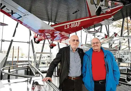  ?? ?? Jean-Claude Jacoby (links) und Gaston Kohn von der Vereinigun­g für die Aufrechter­haltung des Luftfahrte­rbes freuen sich über den langersehn­ten Ausbau der Ausstellun­g im Mondorfer Fligermusé­e.
