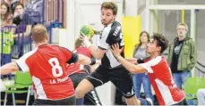  ?? FOTO: ALEXANDER HOTH ?? Ist bis zu seiner vorzeitige­n Hinausstel­lung fünfmal für seine TSG Ailingen erfolgreic­h: Manuel Kuttler (am Ball).