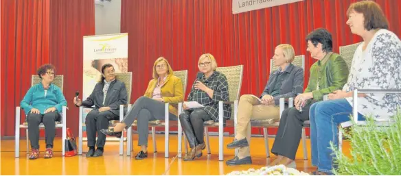  ?? FOTO: WALTRAUD WOLF ?? Politisch motivierte Frauen stellen sich den Fragen (von links): Gerlinde Kretschman­n, Toni Teufel, Rita Hafner-Degen, Moderatori­n Claudia Reisch, Stefanie Bürkle, Elisabeth Jeggle und Monika Koros-Steigmülle­r.