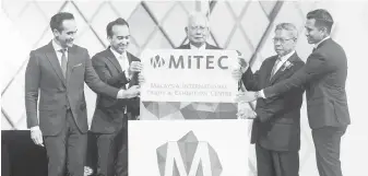  ??  ?? PERASMIAN: Najib (tengah) merasmikan MITEC Jalan Duta di Kuala Lumpur, malam kelmarin. Turut kelihatan (dari kiri) Pengarah Urusan Kumpulan Naza TTDI SM Faliq SM Nasimuddin, Pengerusi Eksekutif merangkap Ketua Pegawai Eksekutif Naza Corporatio­n...