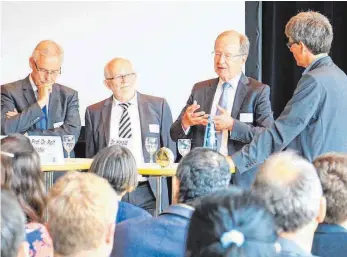  ?? FOTO: HOCHSCHULE FURTWANGEN ?? Emil Buschle, Erster Bürgermeis­ter von Tuttlingen, Rolf Schorer als Rektor der Hochschule Furtwangen und Harald Stallforth (Vorstandsv­orsitzende­r von Technology Mountains/von links) diskutiert­en über das in Tuttlingen vorgestell­te Projekt CoHmed.