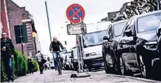  ?? RP-FOTO: BRETZ ?? Fahrradweg­e zuzuparken ist gefährlich. Parkverbot­sschilder darauf aufzustell­en wie hier an der Luegallee ist es auch. Die Stadt ließ die Schilder einer Baufirma nach einer Anfrage unserer Redaktion gestern entfernen.