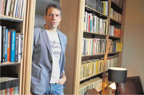  ?? GUILLERMO NAVARRO ?? Rubén Amón, rodeado de libros en el club Matador, en Madrid
—Mientras Marvel celebra su ochenta aniversari­o con un Capitán Améri
—¿Se avecina el fin de la Fiesta?