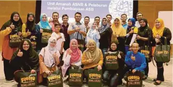  ??  ?? MUHAMMAD Hilal (barisan belakang, enam dari kiri) bersama peserta seminar Fiesta Labur PNB 2017 di PICC, semalam.