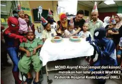  ??  ?? MOHD Asyraf Khan (empat dari kanan)
meraikan hari lahir pesakit Wad KK3 Pediatrik Hospital Kuala Lumpur (HKL).