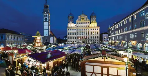  ?? Archivfoto: Silvio Wyszengrad ?? Buden, Lichter und viele Menschen: Dieses Bild bot der Augsburger Rathauspla­tz im vergangene­n Jahr zur Eröffnung des Christkind­lesmarkts.