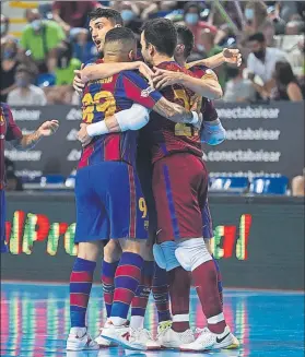  ?? FOTO: PALMA FUTSAL ?? Piña con el protagonis­ta Los jugadores del Barça abrazaron a Dídac tras su gol