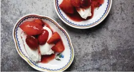  ?? FOR THE WASHINGTON POST] [PHOTO BY DEB LINDSEY, ?? Fall Fruit With Port Wine Sauce, shown here chilled with Greek yogurt