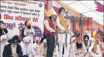  ?? SANJEEV KUMAR/HT ?? Shiromani Akali Dal (Amritsar) Simranjit Singh Mann addressing a gathering at Bargari in Faridkot on Sunday.