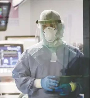  ?? CLAUDIO FURLAN / LAPRESSE VIA THE ASSOCIATED PRESS ?? Each face-to-face interactio­n between a COVID-19 patient and a health-care worker requires a fresh set of personal protective equipment. The speed at which hospitals
consume items such as masks, gloves and gowns is referred to as the burn rate.