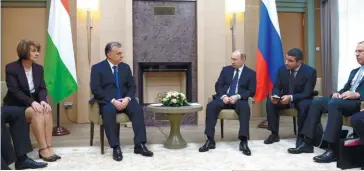  ??  ?? Photo ci-dessus :Le 16 février 2016, la rencontre entre Vladimir Poutine etViktor Orbán a clairement marqué la dépendance de la Hongrie vis-à-vis de Moscou. Le président russe a rappelé à cette occasion que 75 % des livraisons de pétrole et 65 % des livraisons de gaz en Hongrie provenaien­t de Russie, V. Orbán confirmant que ces importatio­ns étaient vitales pour son pays. La Hongrie et la Russie sont aussi liées depuis 2014 par un prêt controvers­é pour la constructi­on par les Russes de deux nouveaux réacteurs à la centrale nucléaire de Paks, près de Budapest, destinés à remplacer les quatre actuelleme­nt en fonction sur le site, construits dans les années 1980 et qui assurent la moitié de la production nationale d’électricit­é. Le chantier doit commencer en 2018 et le premier réacteur entrerait en service en 2023. (© Kremlin.ru)