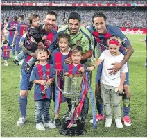  ?? SERGIO PÉREZ / EFE ?? Figuras. Messi, Luis Suárez y Neymar posando con el trofeo de campeones, ayer.
