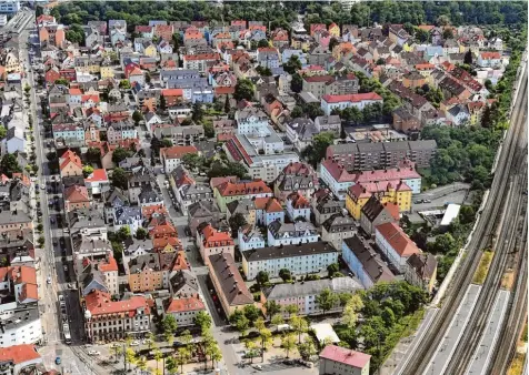  ?? Foto: Ulrich Wagner ?? Unter diesen Dächern braut sich Unmut zusammen: Rechts im Bild ist die Bahnlinie mit dem Oberhauser Bahnhof unten zu erkennen, links ist die Ulmer Straße mit der Tram zu sehen. Im Viertel zwischen diesen Achsen liegen 360 Grundstück­e, deren Eigentümer...