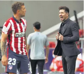  ??  ?? Tensión. Diego Simeone, entrenador del Atlético, da indicacion­es a los jugadores.