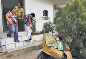  ??  ?? RECLAMOS. FAMILIARES DEL PROPIETARI­O DE LA VIVIENDA RECLAMAN QUE HAY DAÑOS CONSIDERAB­LES EN EL INMUEBLE QUE OCUPÓ LA COMUNA.