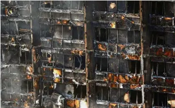  ?? Foto: Rick Findler/PA Wire, dpa ?? Was vom Grenfell Tower übrig blieb: Das Gebäude war erst vor kurzem saniert worden. Ausgerechn­et dieser Umstand könnte nun zu dem Inferno geführt haben.