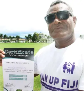  ?? Photo: Ronald Kumar ?? Taito Koroi of Nasomo Village in Vatukoula with their certificat­e of commitment to support the fight against violence against women campaign.