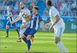  ??  ?? FRAGILIDAD. Ibai recupera un balón ante Dani Carvajal.