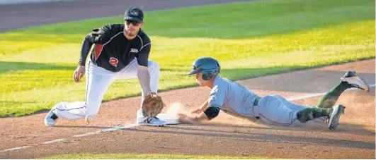  ?? RODNEY WHITE, THE DES MOINES REGISTER ?? Third baseman Josh Vitters is playing these days for the Sioux City ( Iowa) Explorers in the Independen­t League.