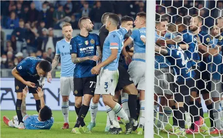  ?? (LaPresse) ?? Fuori controllo Il gol del 2-1 segnato da Felipe Anderson scatena la rissa tra interisti e laziali