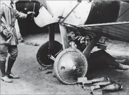  ?? DR/COLL. CROSS AND COCKADE ?? Installati­on de bombes Cooper sous le train d’atterrissa­ge d’un Sopwith “Camel”.