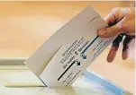  ?? FOTO: DPA ?? Wähler müssen zwei Kreuze auf den Stimmzette­l machen.