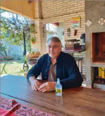  ??  ?? Jean-Claude Meï, ex-commercial à l’internatio­nal en parfumerie, dans la maison où il est confiné depuis mi-février à quelques kilomètres d’Asunción, la capitale paraguayen­ne. (DR)