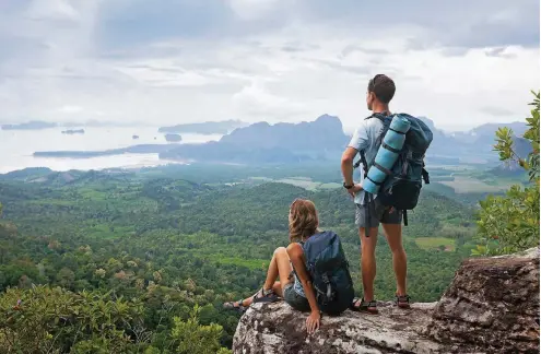  ??  ?? Gipfel mit Meerblick: Psychologe­n finden für jeden Urlaubsort Gründe, warum er Erholung bietet. Die hängt aber vor allem vom Urlauber selbst ab.