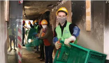  ??  ?? VOLUNTEERS from the Church of God lend a helping hand at the Jagger Library at UCT.