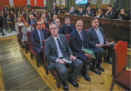  ?? EMILIO NARANJO AGENCE FRANCE-PRESSE ?? Les anciens dirigeants nationalis­tes catalans, notamment (à partir de la gauche de la première rangée) Oriol Junqueras, Raul Romeva, Joaquim Forn, Jordi Sanchez, Jordi Turull, Josep Rull, Jordi Cuixart, Carme Forcadell, Dolors Bassa, Carles Mundó, Santi Vila et Meritxel Borras, ont assisté mardi au début de leur procès à Madrid.