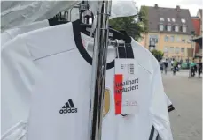  ?? FOTO: JP ?? Die letzten WM-Hemden, die Sport Trapp noch verkauft.