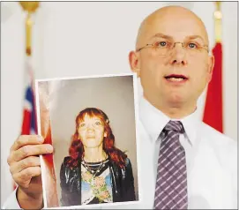  ?? JASON PAYNE/PNG FILES ?? Inspector Bill Fordy holds a photo of murder victim Sheryl Lynn Koroll, who was killed in July of 2007.