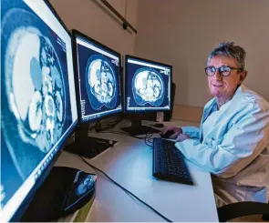  ?? Foto: Marcus Merk ?? Dr. Egbert Knöpfle in seinem Büro. Er hat viel experiment­ieren müssen, um die richtige Einstellun­g des KI-Programms für die einzelnen Untersuchu­ngen ermitteln zu können.